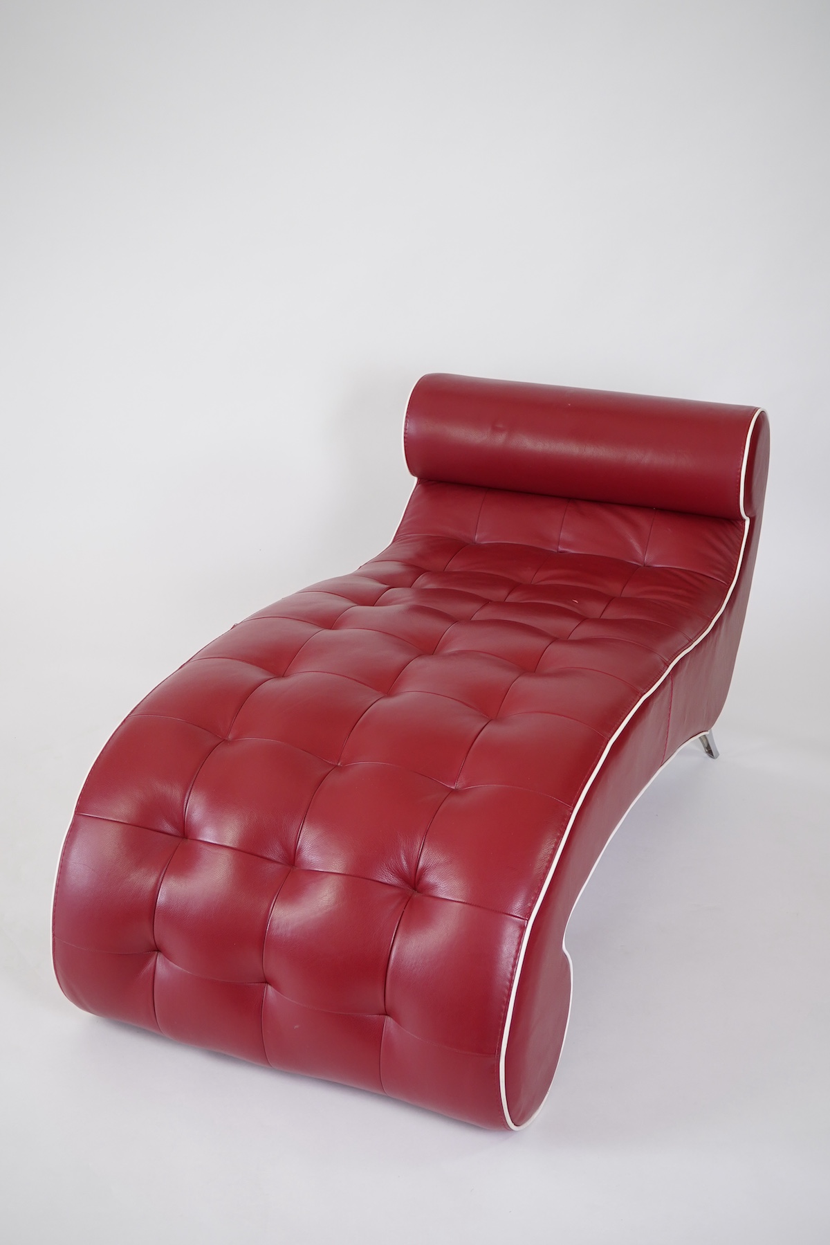 Vavicci for Flavien Cortes: An 'Adagio' Italian leather chaise longue